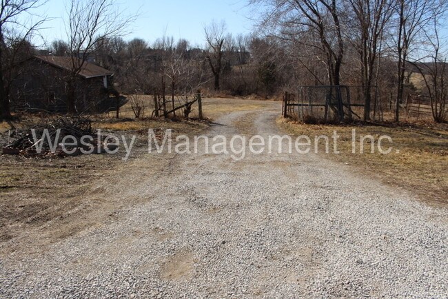 Building Photo - Earth Contact home on 5 acres!