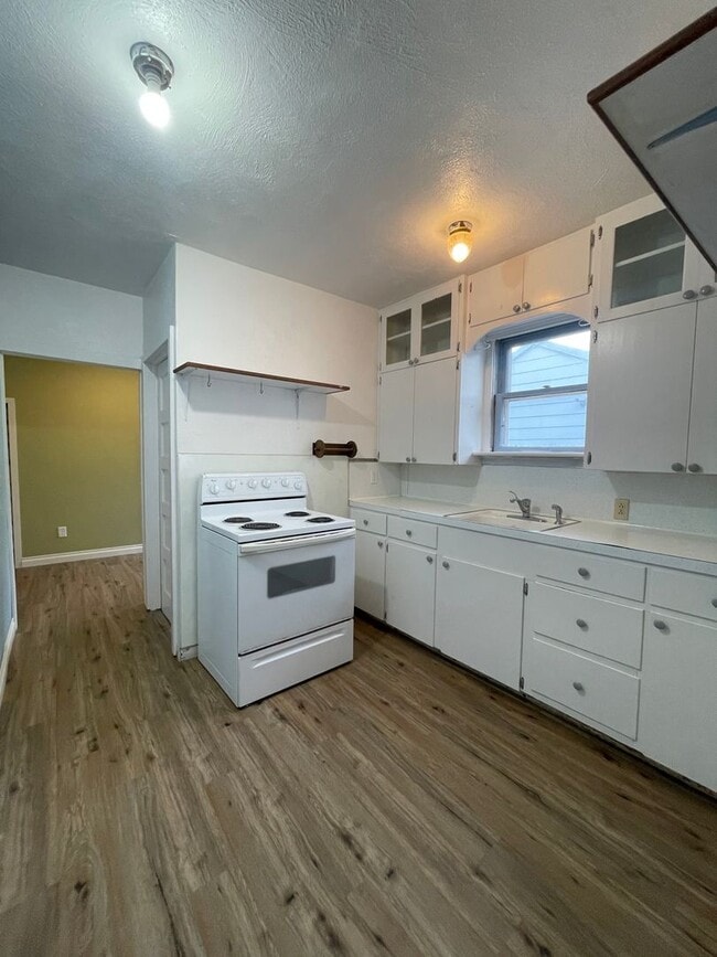 Building Photo - Quaint Single Level Home in New Plymouth