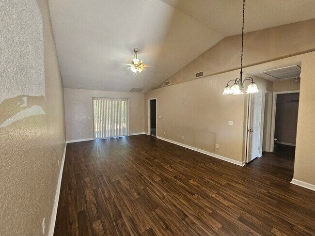 Building Photo - 107 Lively Oaks Dr