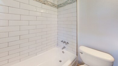 Biscayne Bay - Bathroom.jpg - Bayshore Palms at Soho