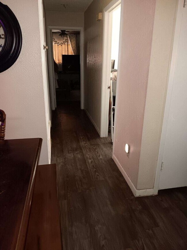 Building Photo - 2 Bed 1 Bath Duplex with Fenced Yard