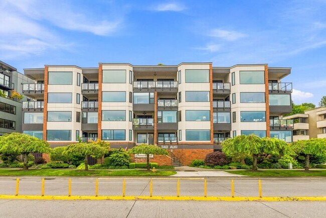 Foto del edificio - Enormous Waterfront Alki Condo w/ Stunning Views