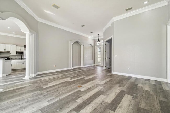 Building Photo - 6644 Country Club Rd