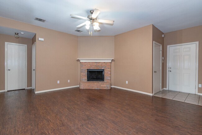 Building Photo - Spacious Three Bedroom Home!!