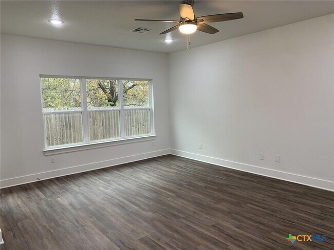 Foto del edificio - 1858 Royal Loop