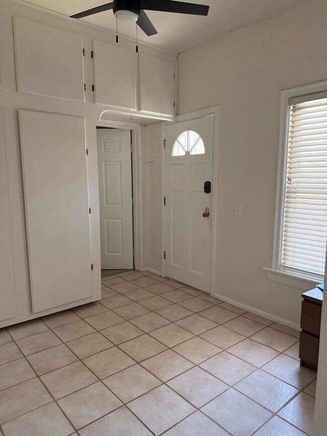 Vista de la cocina pequeña mirando hacia la entrada y la puerta del dormitorio. - 305 Emerald St