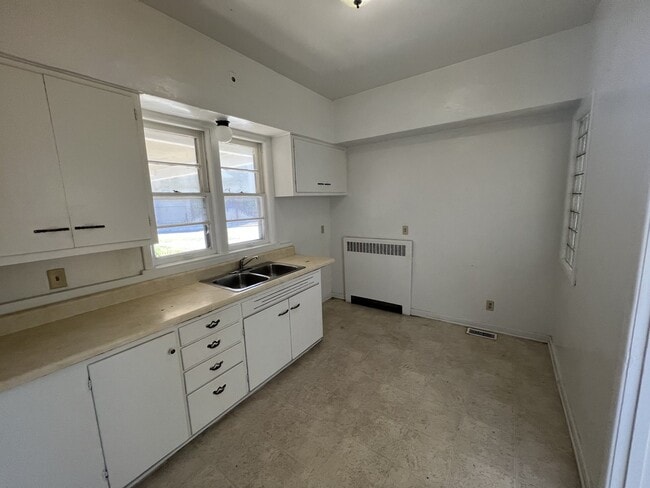 Building Photo - Large 1 Bedroom
