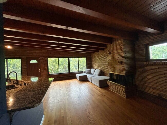 Building Photo - 2021 River Rd