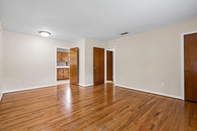 Building Photo - Charming 3-Bedroom Home with Fenced Yard – Convenient Location!