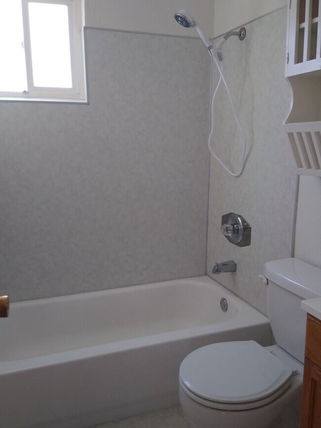 Building Photo - 3 br, 1 bath House - 8254 STRENG AVENUE