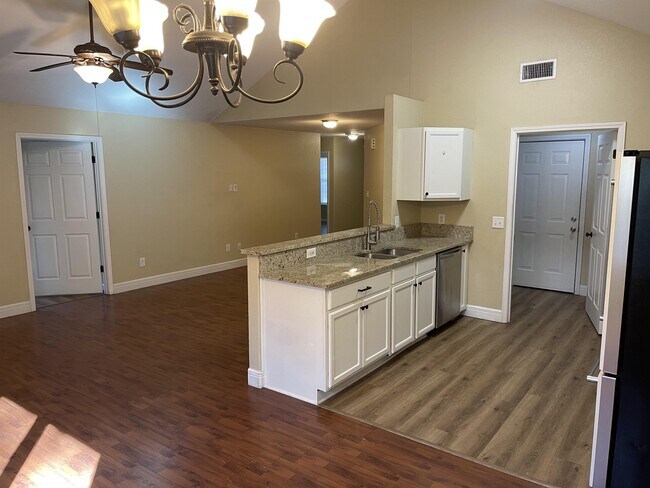 Building Photo - 204 Leatherwood Loop