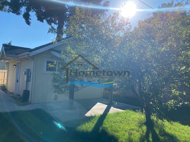 Building Photo - Studio Style Cottage w/Fenced Yard