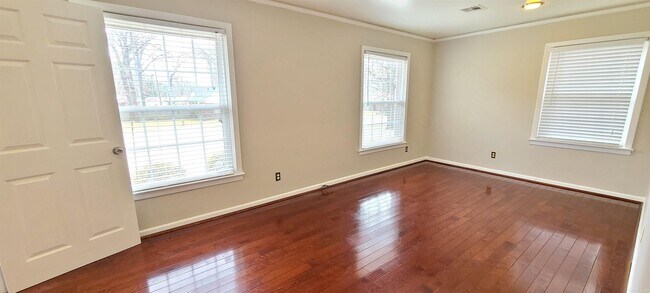 Foto del edificio - 7302 Woodside Ln