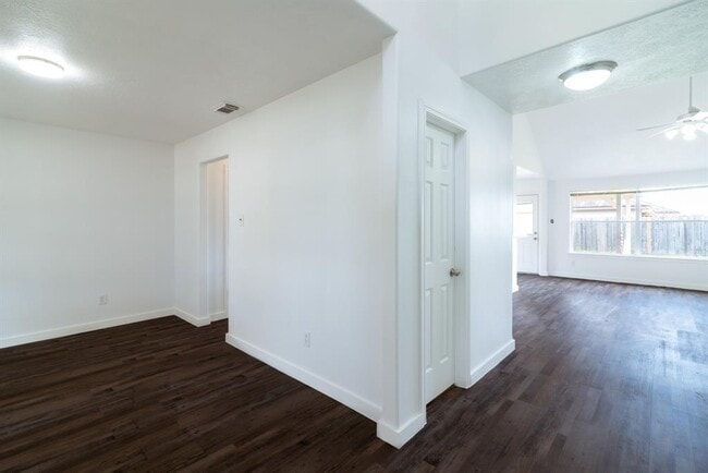 Foto del edificio - 2707 Troy Dr