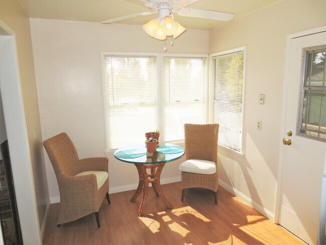 Foto del edificio - Cute, Cozy Cottage within Walking Distance of the Beach