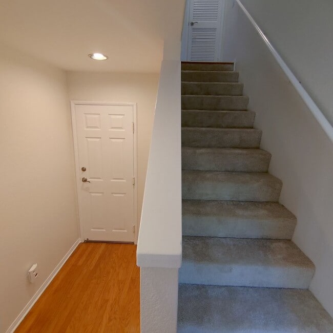 Building Photo - 2 Bedroom 2 Bath Townhome in North Pacific...