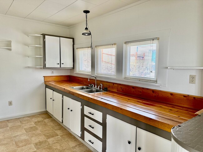 Building Photo - Enoy the picturesque views of Lake Ewauna ...