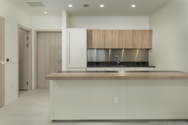Building Photo - 1000  Brickell Plaza  1810 Miami Fl 33131