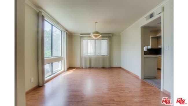 Foto del edificio - 1854 S Beverly Glen Blvd