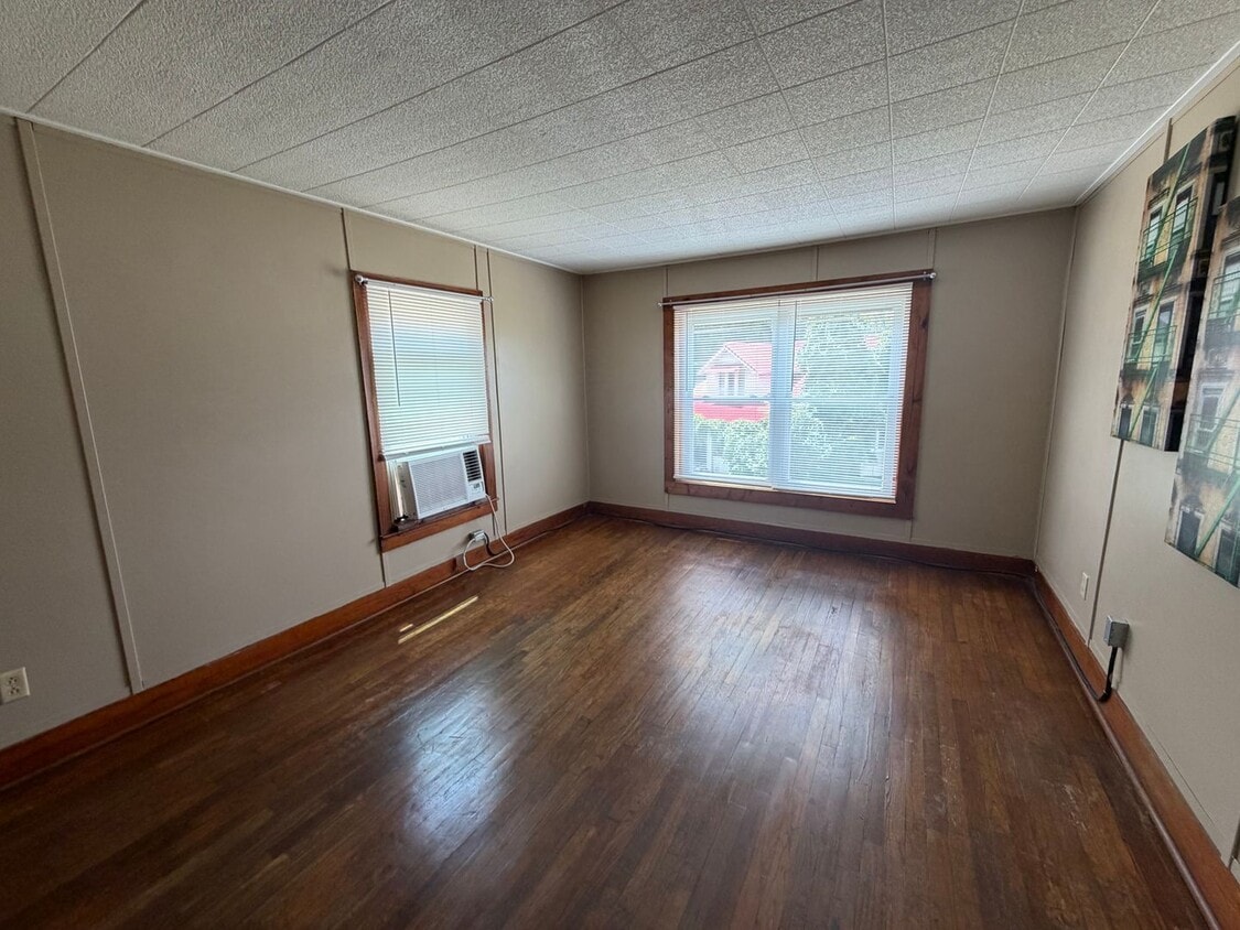 Building Photo - Downtown Cozy Apartment!
