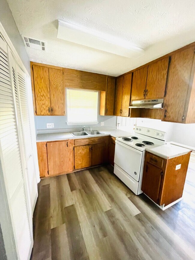 Building Photo - **3 Bed 1 Bath On Cedar Street** Call 334-...