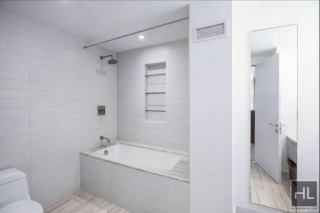 Foto del edificio - 322 W 57th St