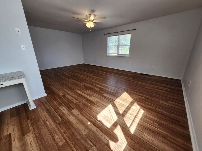 Building Photo - 900-902 West 16th St.