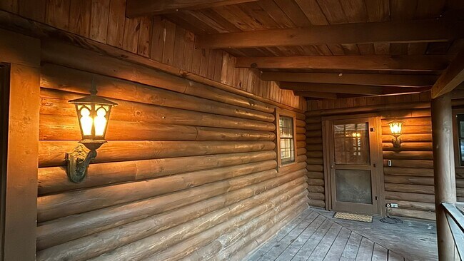 Foto del edificio - Log Cabin in Oconee on a 1.357 acre neighborhood wooded lot!