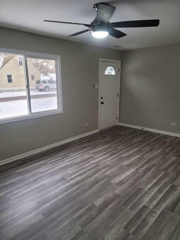 Building Photo - New Rehabbed home close to the train and toll roads
