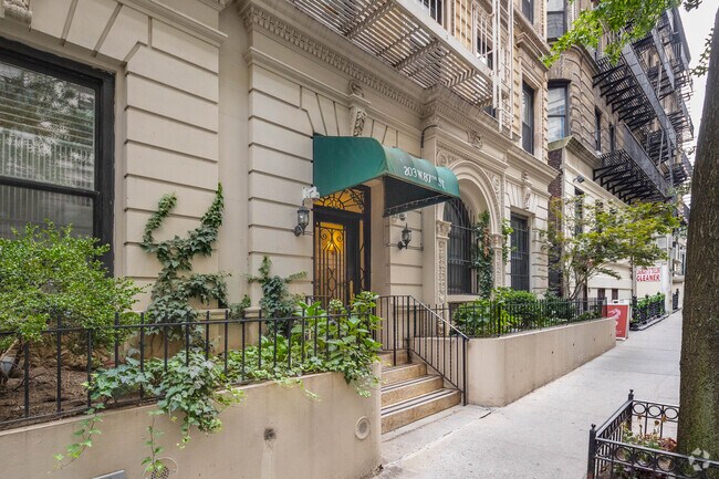 Building Photo - 203 W 87th St