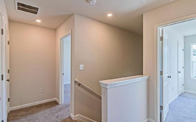 Building Photo - 209 Topaz Ln