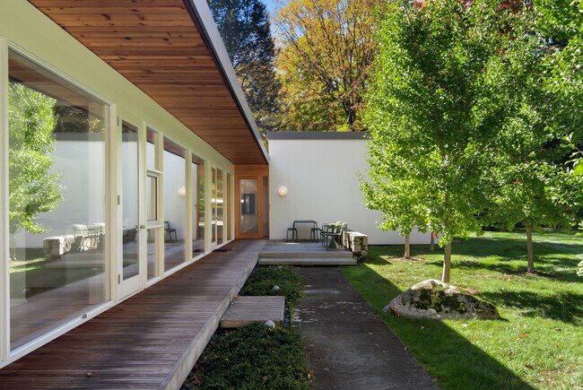 Building Photo - 431 Valley Rd