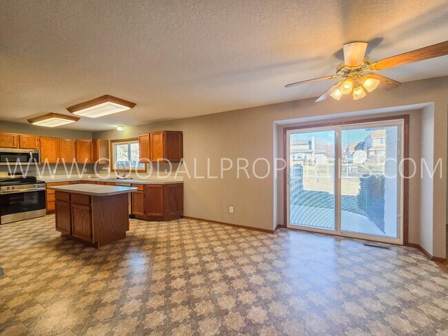 Foto del edificio - Beautiful 4-Bedroom Home in Johnston – with Finished basement and bonus room and a fenced yard.