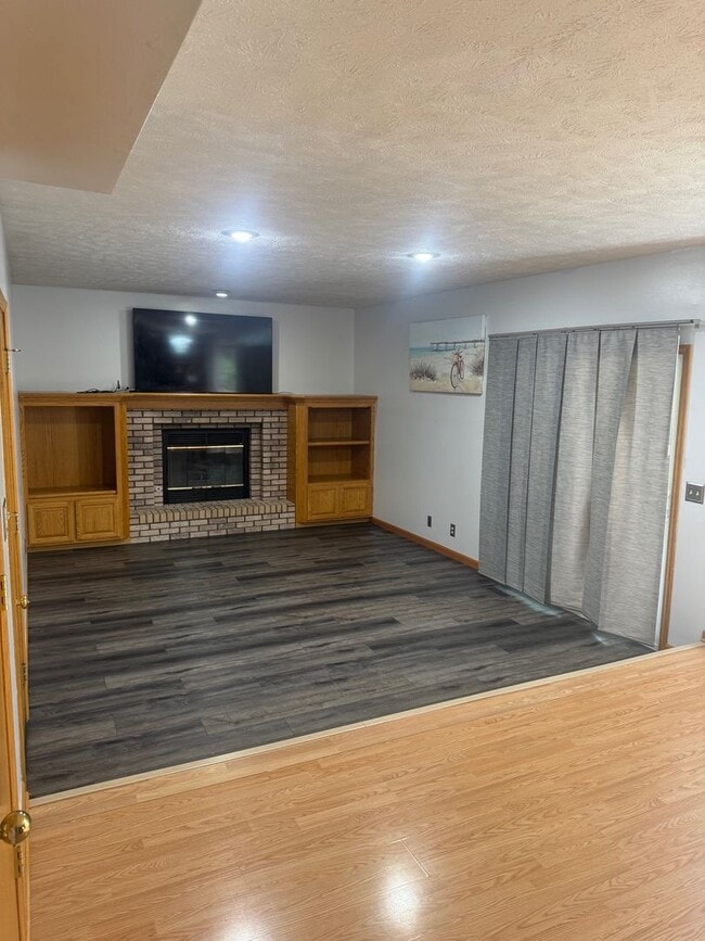 Foto del edificio - Spacious 4-Bed Lake Shore Two-Story with F...