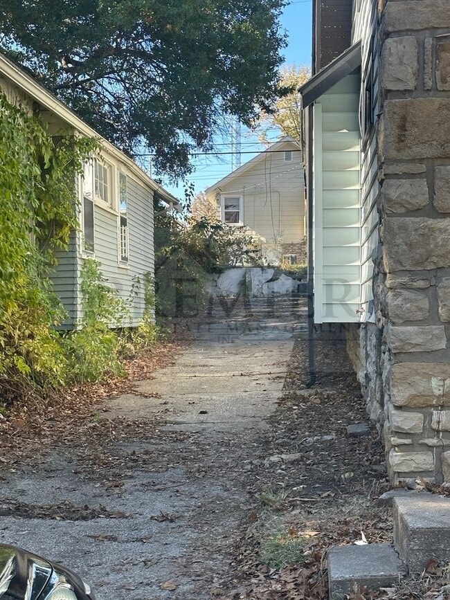 Building Photo - 5830 Tracy Ave