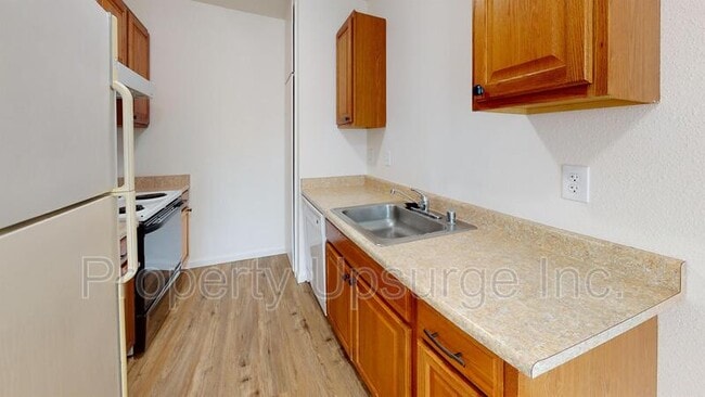 Building Photo - 1506 Lake Blvd