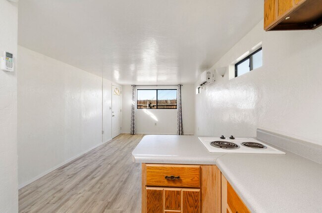 Foto del edificio - Charming Studio Unit - Near U of A Main Campus!