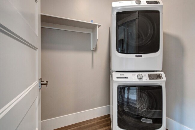 Foto del edificio - Two-Story Hideout Townhome!