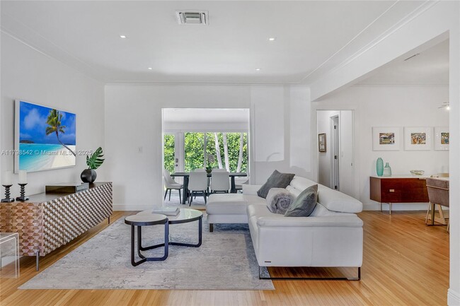 Foto del edificio - 8950 Byron Ave