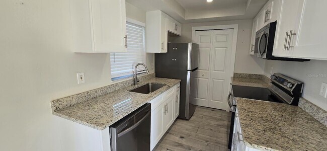 Building Photo - 3722 Rosemary Dr