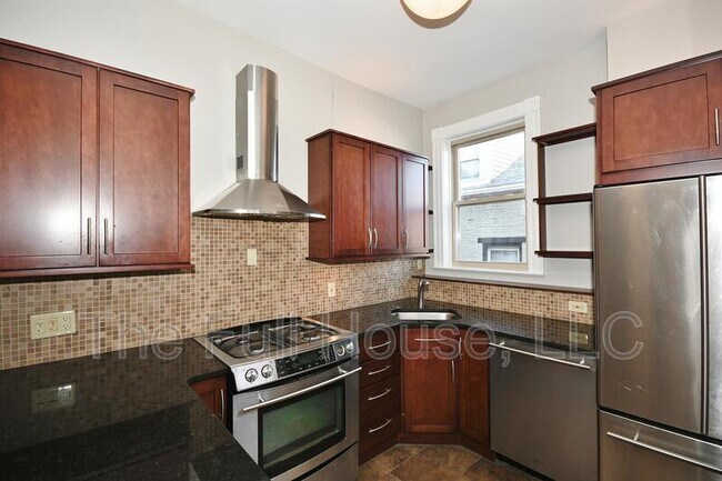 Building Photo - 1105 E Carson St