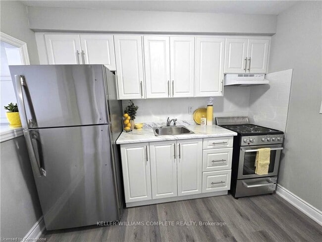 Building Photo - 300 Balmoral Av N