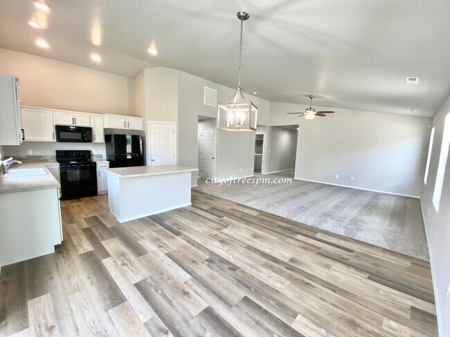 Building Photo - Beautiful Home in South Nampa