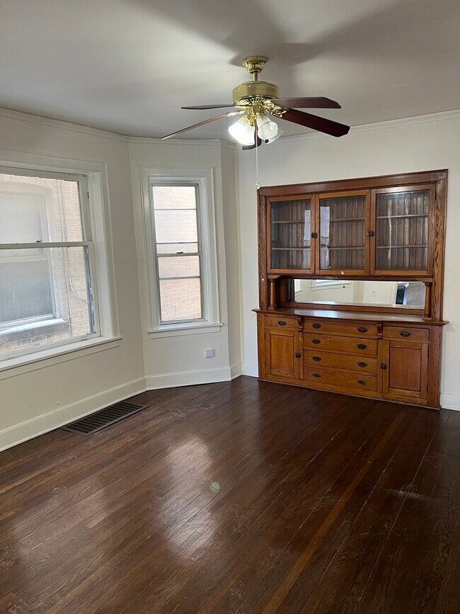 Foto del edificio - 3741 W Irving Park Rd