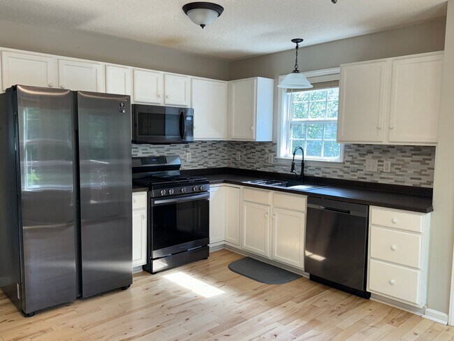 Building Photo - Charming 3 Bed Home Tucked Away near NCSU ...