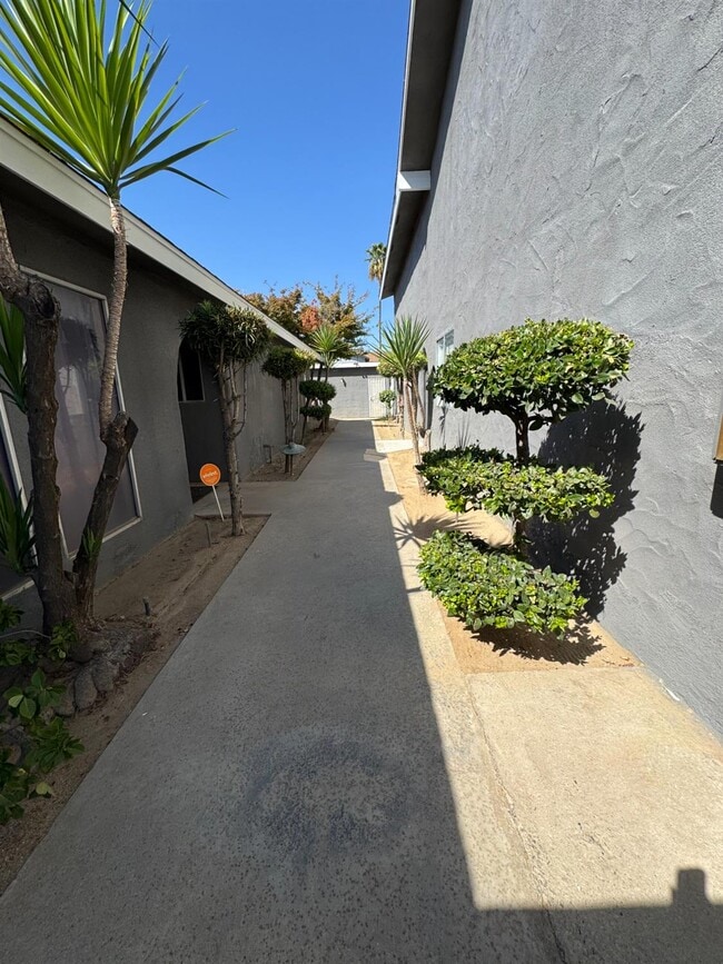 Building Photo - 2056 W Simpson Ave