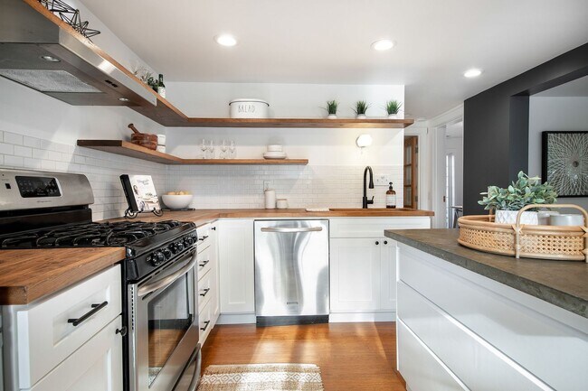 Foto del edificio - Charming updated home in Columbia City, av...