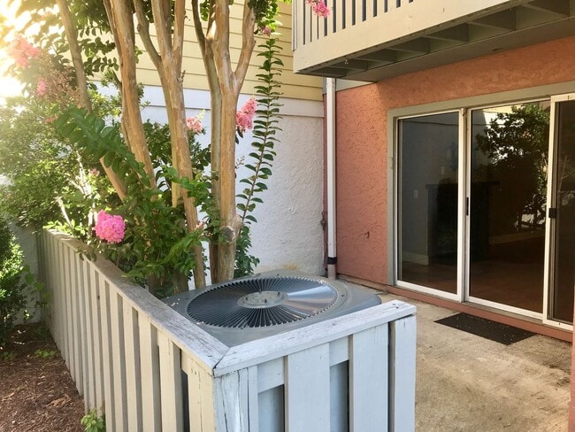 Foto del edificio - 2-Story Townhome WALKING DISTANCE TO THE BEACH! COMMUNITY POOL!