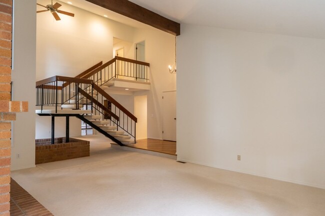 Building Photo - 4bd/2.75ba Bellevue Home