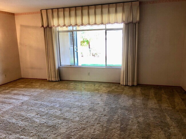 Building Photo - $1,950 First & Gettysburg, 3 bedroom home ...